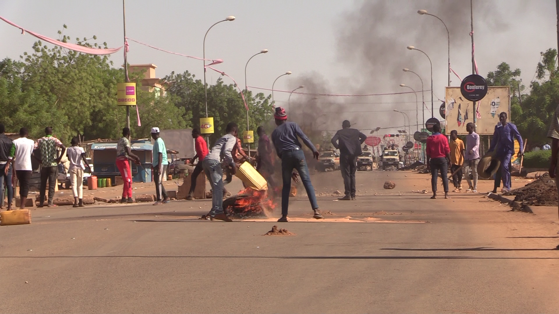 Des manifestants faisant face à la police à Niamey